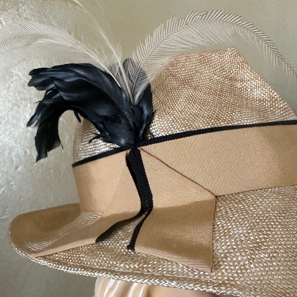 UNIQUE 1960s\' VARIEGATED STRAW FEDORA WITH BLACK EDGED GROSGRAIN TRIM & FEATHERS